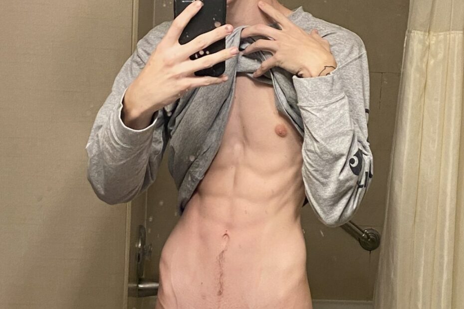 Ripped twink taking a selfie