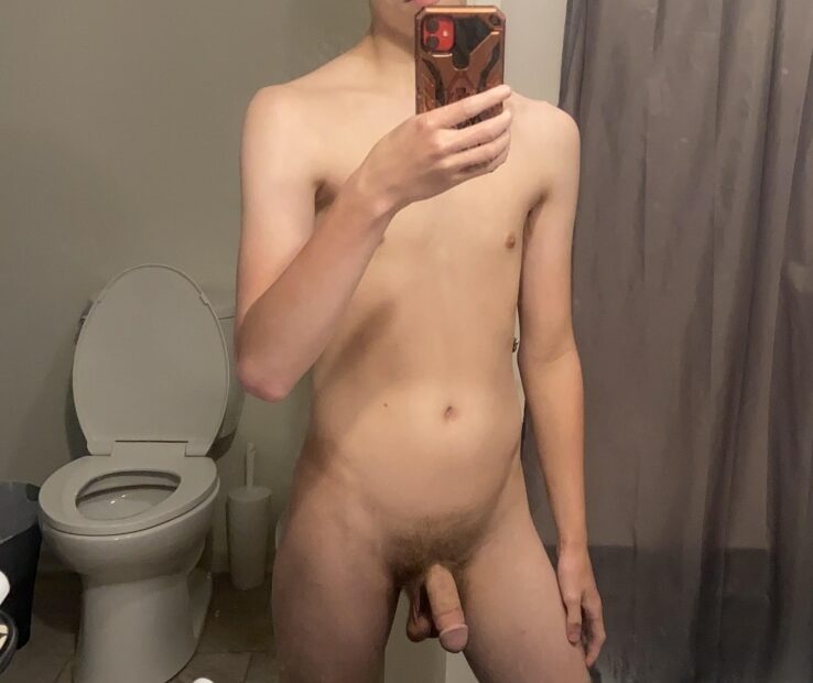 Twink taking a nude selfie